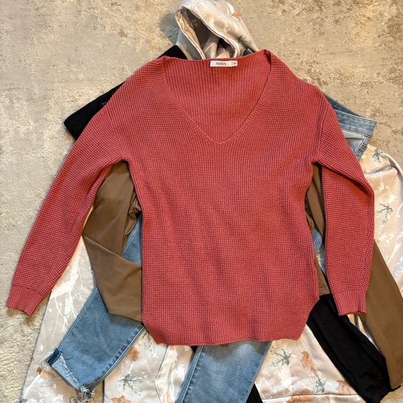 Closet Refresh - 6 Piece Multi-Brand Bundle - Mixed Size Clothing Lot Capsule - Picture 6 of 16